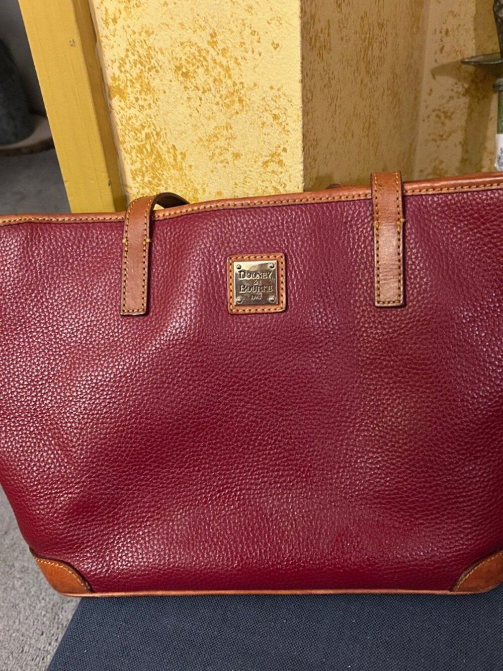 Dooney &  Bourke  Pebble Grain Charleston Shopper Tote Bag   Burgandy   Zip pock